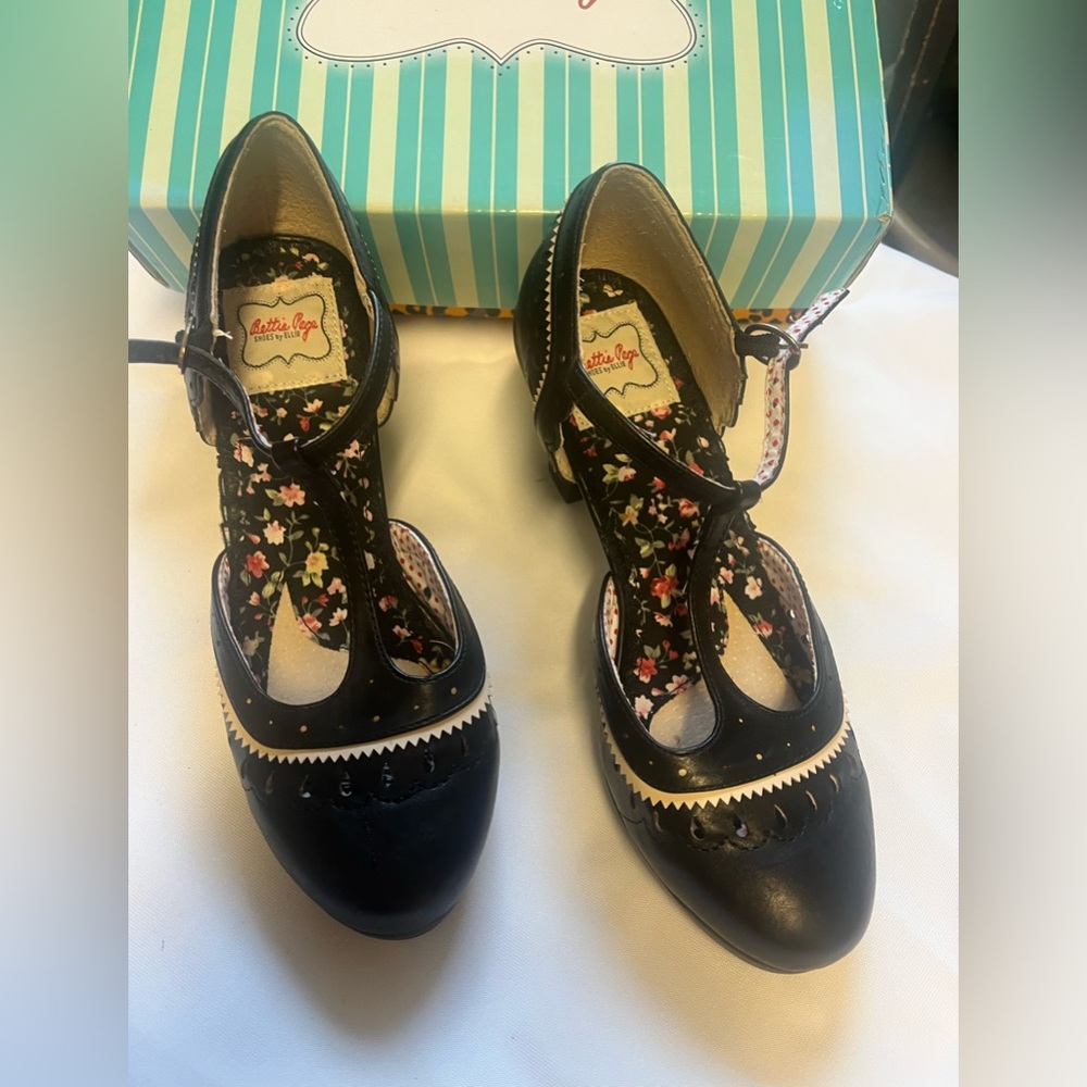 Black T strap Bettie Page Pumps.. Super Cute!! Brand New Size 7 Vintage Style
